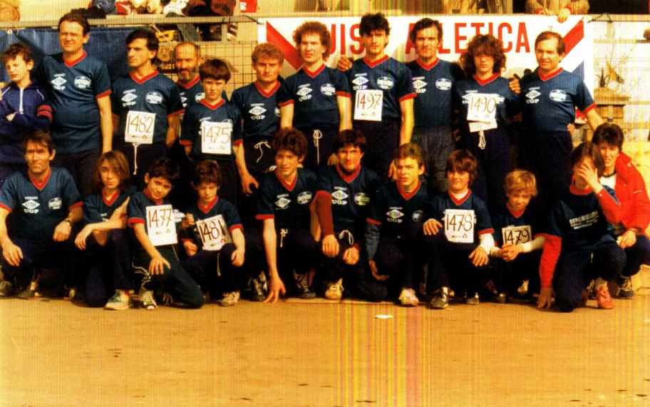 gli anni 80 prima foto di gruppo in divisa